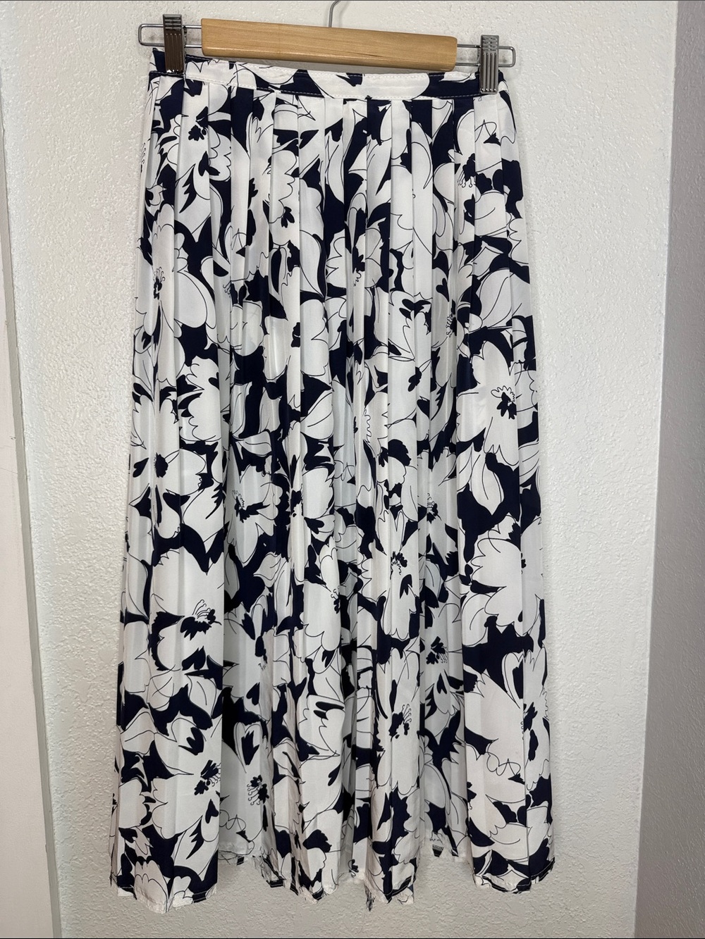 Vintage Tan Jay Navy White Floral Pleated Maxi Skirt Size 8 Coastal Grandmother
